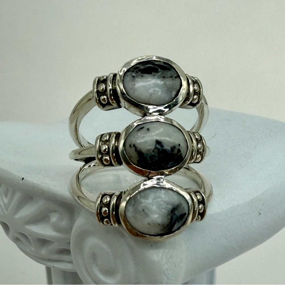 Artisan Crafted White Buffalo 3 Stone Ring n
Sterling Silver (Size 5.0) 3.60 ctw
